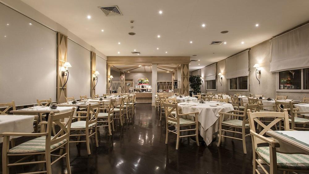 Flyon Hotel & Conference Center Bolonia Exterior foto Restaurant